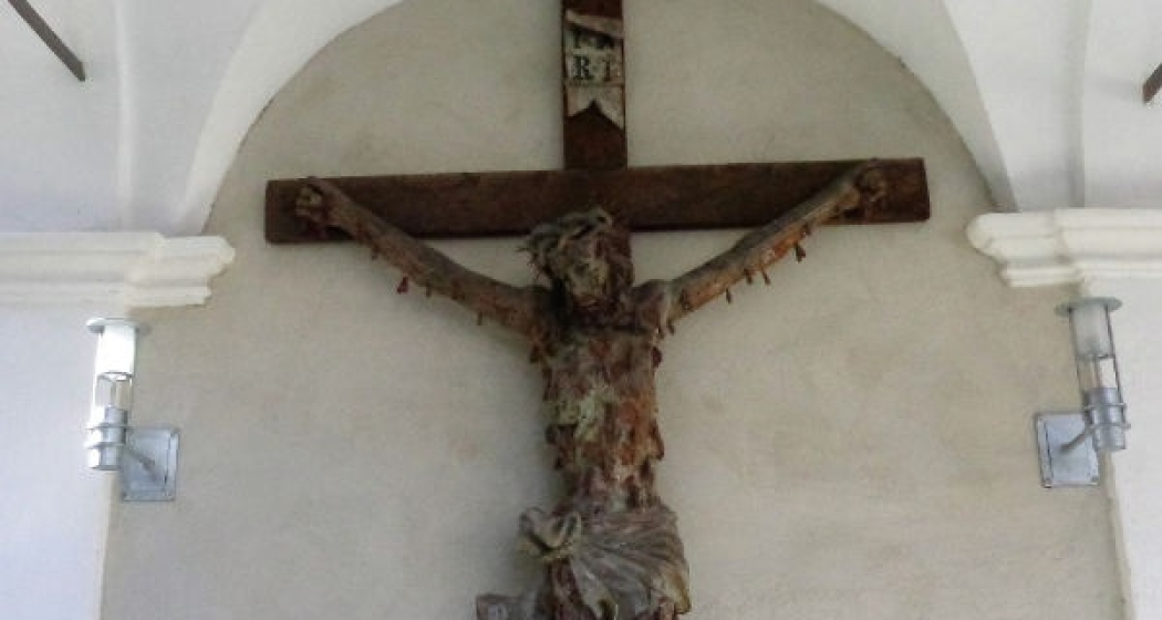 Gemarteter Christus am Kreuz