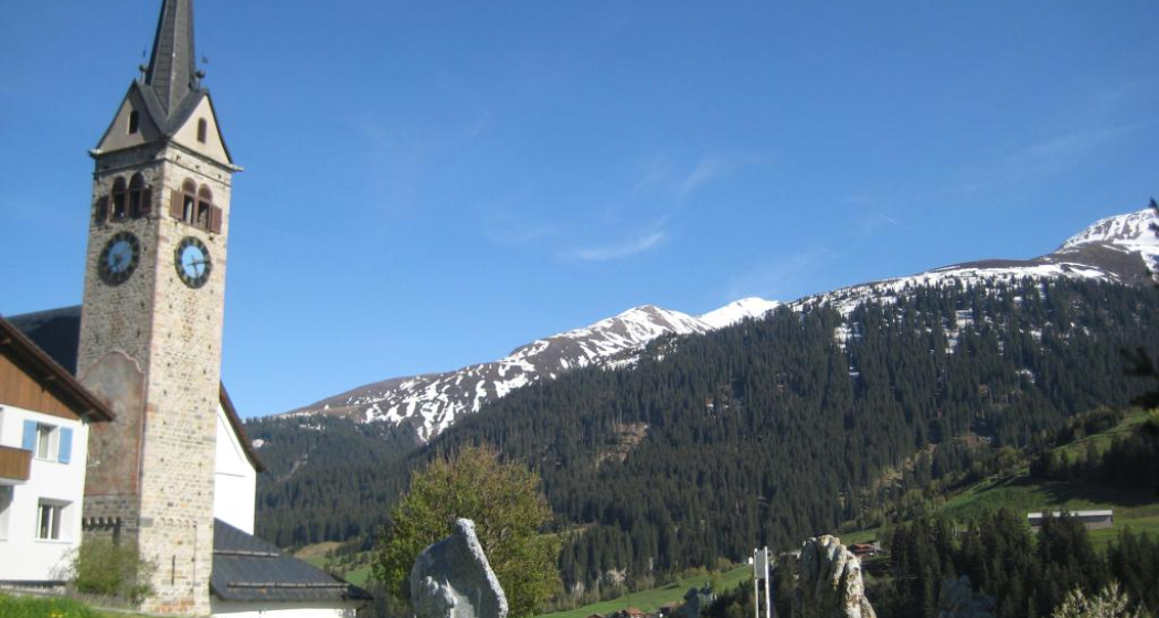 Kirche S. Vigeli mit Steinkreis Kirche S. Vigeli mit Steinkreis