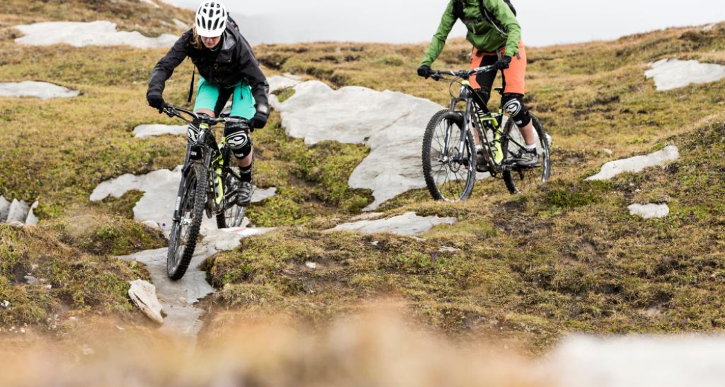 ein felsdurchzogener Singletrail schlängelt sich d ein felsdurchzogener Singletrail schlängelt sich d