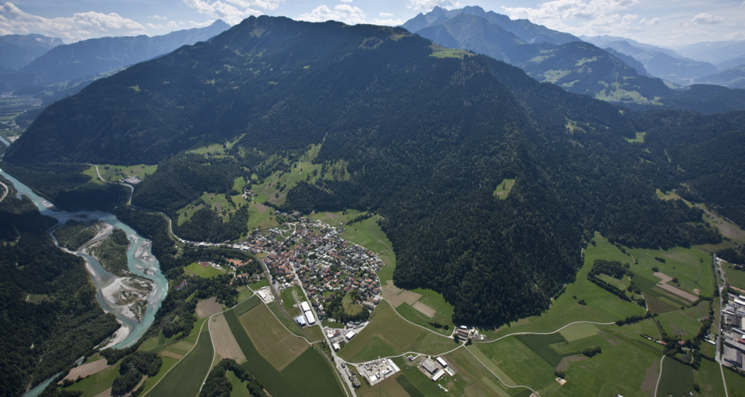 Rhäzüns mit dem Hinterrhein