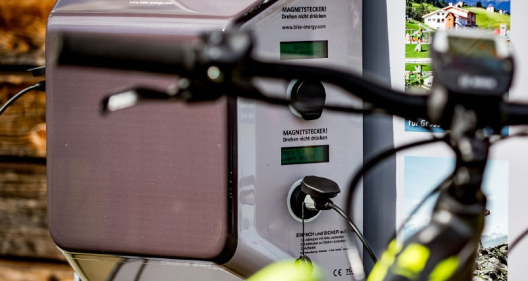 E-Bike Ladestation Valendas-Sagogn Bahnhof (oua_26618081_image) E-Bike Ladestation Valendas-Sagogn Bahnhof (oua_26618081_image)