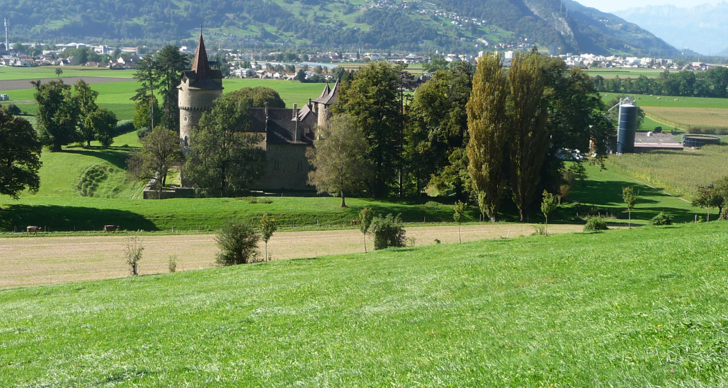 Das ehemalige Wasserschloss Marschlins liegt in der Ebene circa einen Kilometer nordöstlich von Igis. Das ehemalige Wasserschloss Marschlins liegt in der Ebene circa einen Kilometer nordöstlich von Igis.