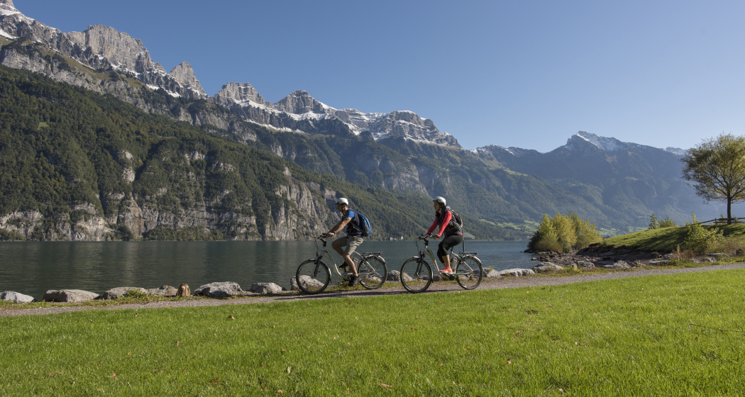 Die Tour führt entlang dem Walensee mit einer faszinierenden Sicht auf die Bergkette der Churfirsten. Die Tour führt entlang dem Walensee mit einer faszinierenden Sicht auf die Bergkette der Churfirsten.
