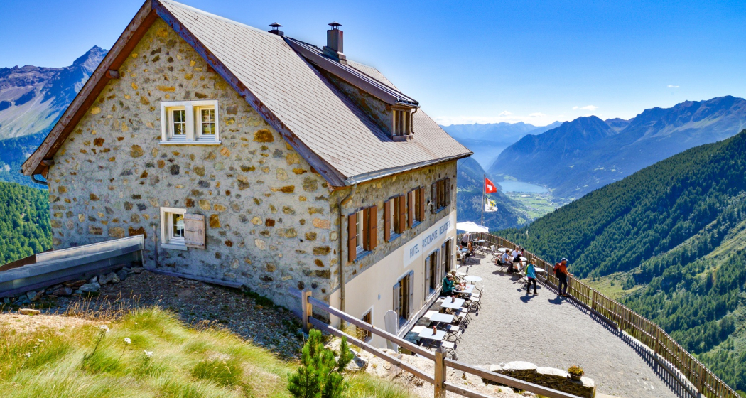 Blick über die Panoramaterrasse des Restaurants Belvedere ins Val Poschiavo Blick über die Panoramaterrasse des Restaurants Belvedere ins Val Poschiavo