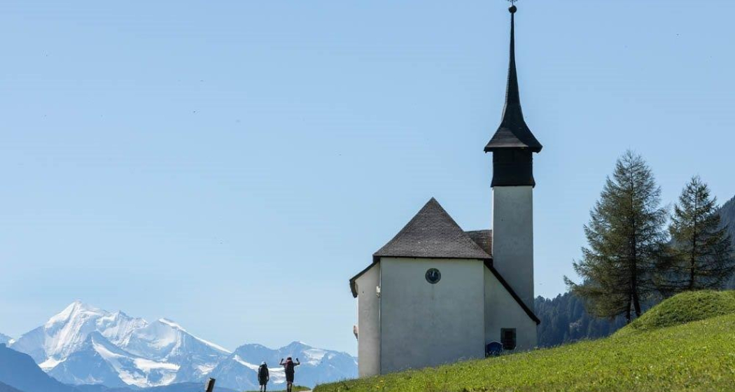 Lawinenkegel Ritzingerfeld: Kapelle und Weisshorn (4505 m) Lawinenkegel Ritzingerfeld: Kapelle und Weisshorn (4505 m)