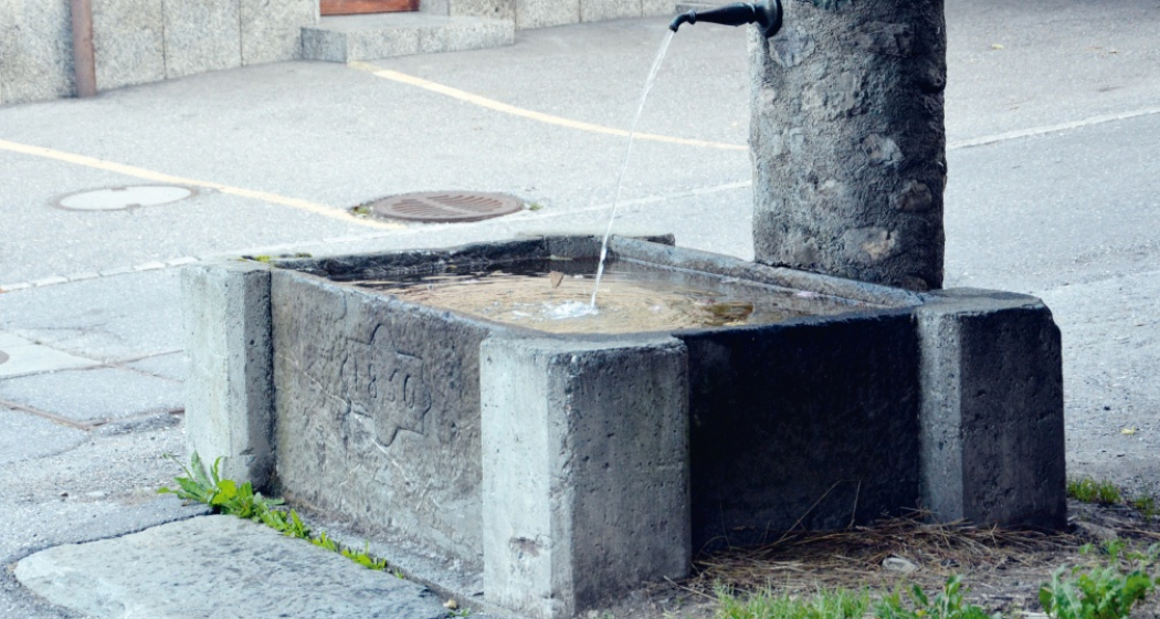 Der einzige historische, teilweise erhaltene Brunnen liegt in der Veia Son Mitgel, hinter der Metzgerei Peduzzi.
