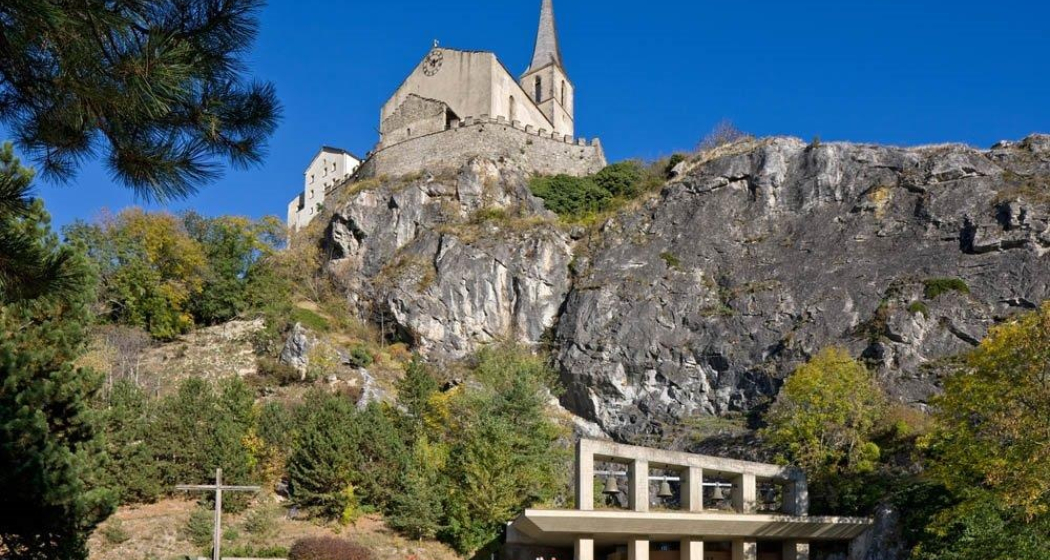 Raron: Felsen und Burg Raron: Felsen und Burg