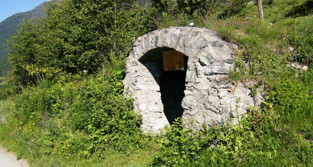 Ruinen Gonda: Lawinenunterstände Ruinen Gonda: Lawinenunterstände