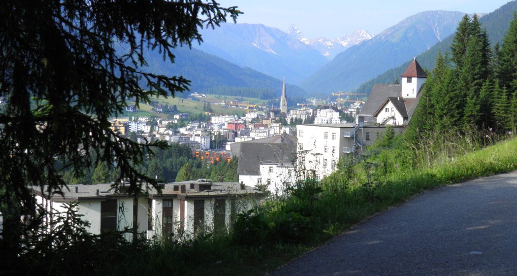 Blick vom Panoramaweg auf Davos Platz Blick vom Panoramaweg auf Davos Platz