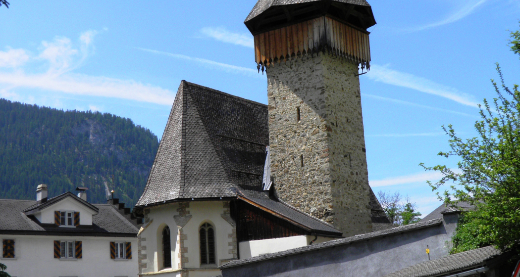 Kirche mit Wehrturm in Langwies Kirche mit Wehrturm in Langwies