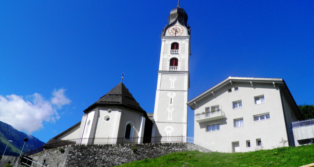 Sumvitg mit seiner von weither sichtbaren Kirche Sumvitg mit seiner von weither sichtbaren Kirche