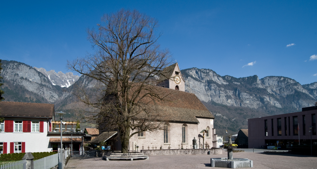 Kirche mit Kirchplatz und Linde Kirche mit Kirchplatz und Linde