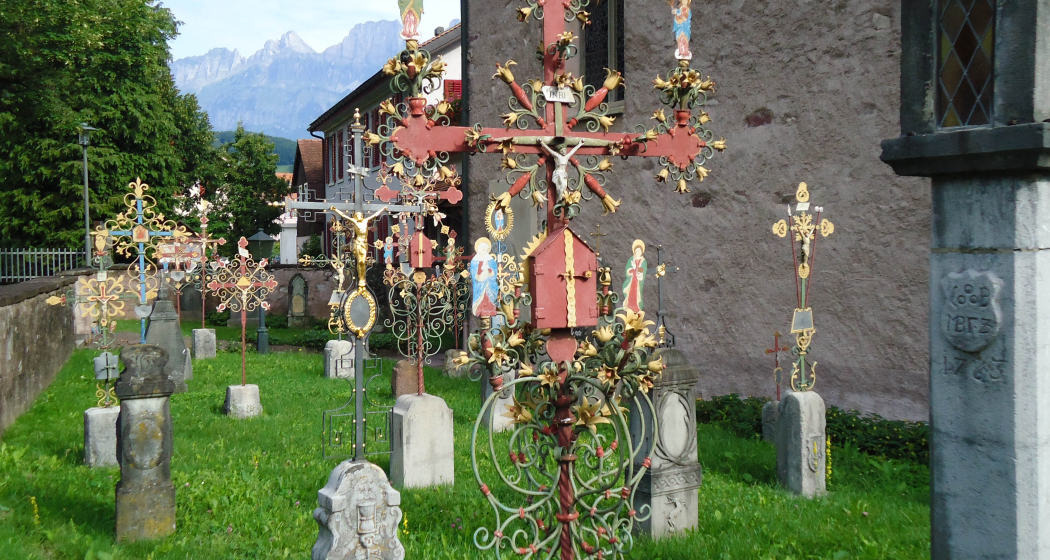 Friedhof mit eindrücklichen Grabkreuzen Friedhof mit eindrücklichen Grabkreuzen