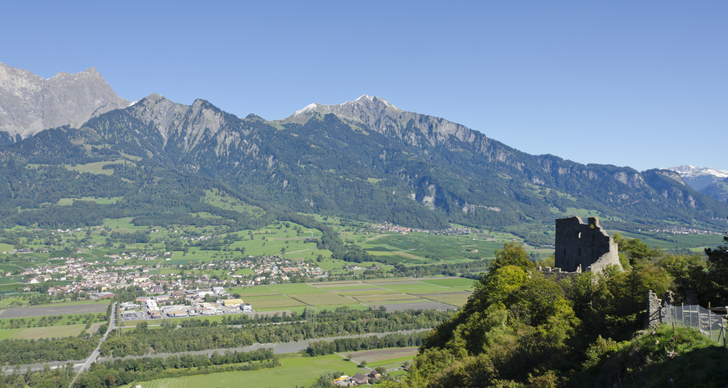 Burgruine Wartenstein mit Blick auf Maienfeld Burgruine Wartenstein mit Blick auf Maienfeld