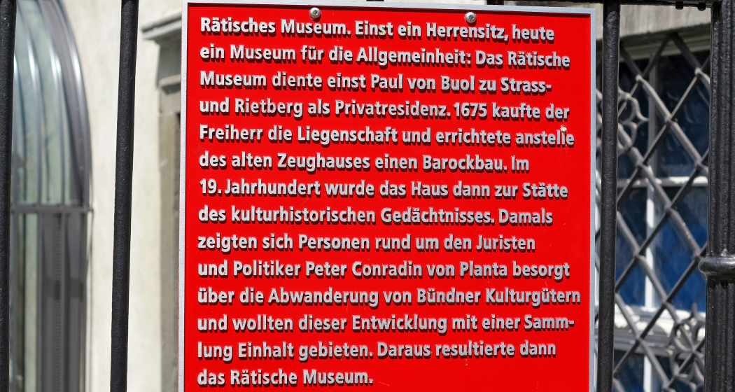 Infotafel am Rätischen Museum.