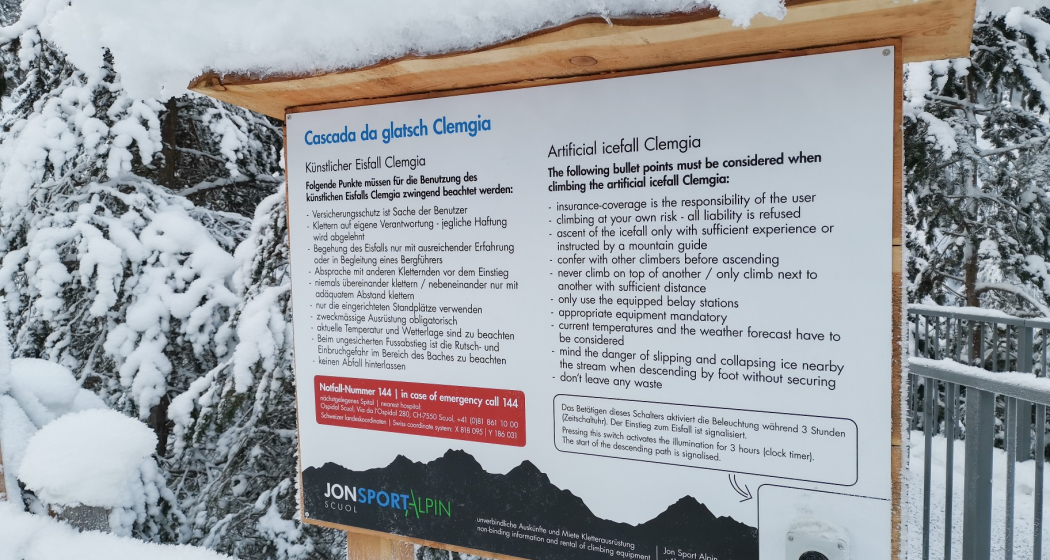 Eisklettern am Eisfall Clemgia bei Scuol im Engadin, Schweiz. Eisklettern am Eisfall Clemgia bei Scuol im Engadin, Schweiz.