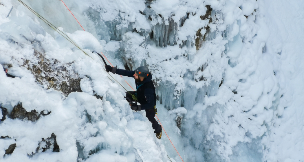 Eisklettern am Eisfall Clemgia bei Scuol im Engadin, Schweiz. Eisklettern am Eisfall Clemgia bei Scuol im Engadin, Schweiz.