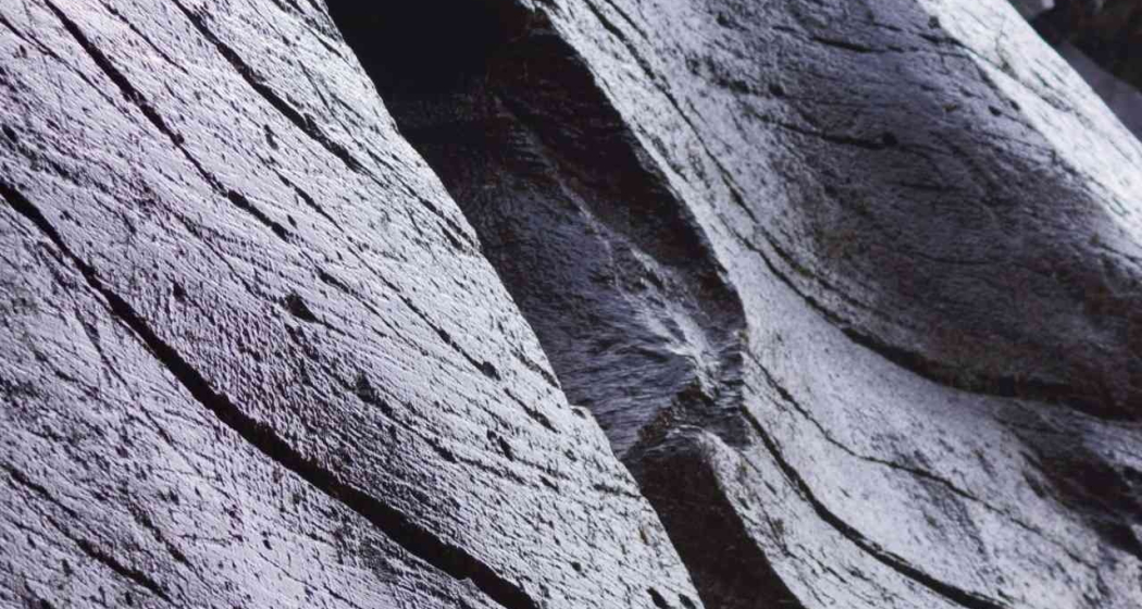 Kunstvoll geschliffene Felswände entlang des Wanderewegs im Murgtal