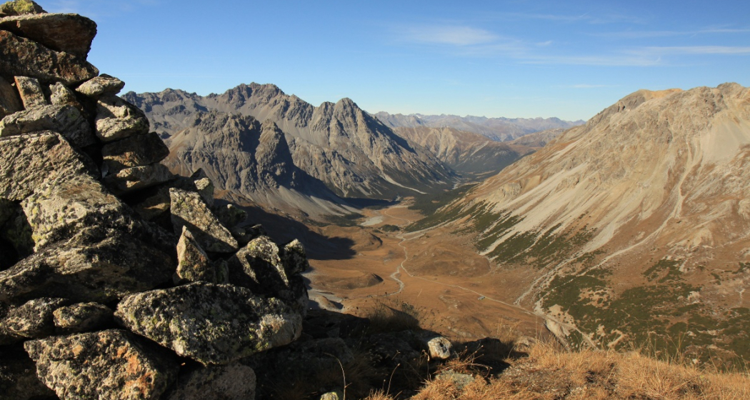 Blick vom Piz Praveder ins Val Mora Blick vom Piz Praveder ins Val Mora