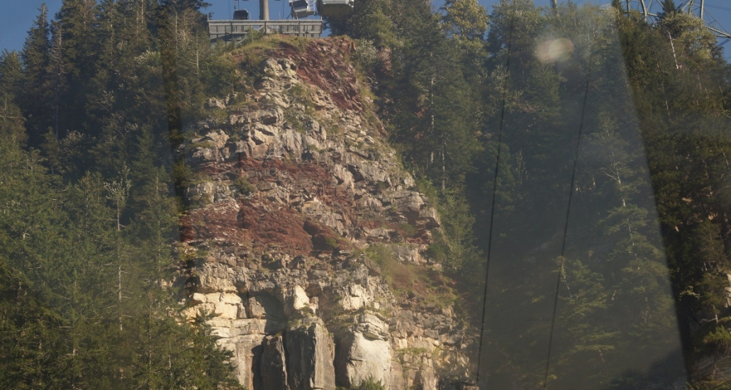 Spektakuläre rote Schiefer und helle Sandsteinschichten wechseln sich ab