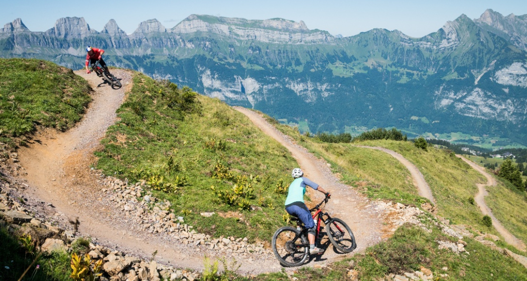Abfahrt mit gigantischer Bergkulisse Abfahrt mit gigantischer Bergkulisse