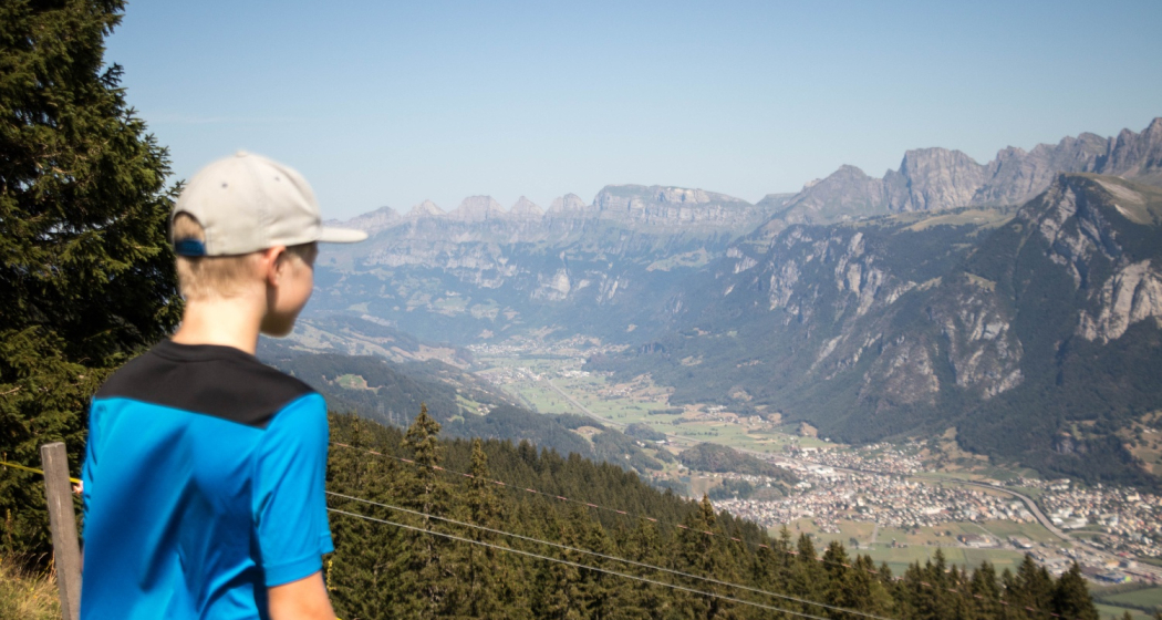 Entlang des Heidipfads erwartet die Wanderer eine Weitsicht auf das gegenüberliegende Bergpanorama. Entlang des Heidipfads erwartet die Wanderer eine Weitsicht auf das gegenüberliegende Bergpanorama.