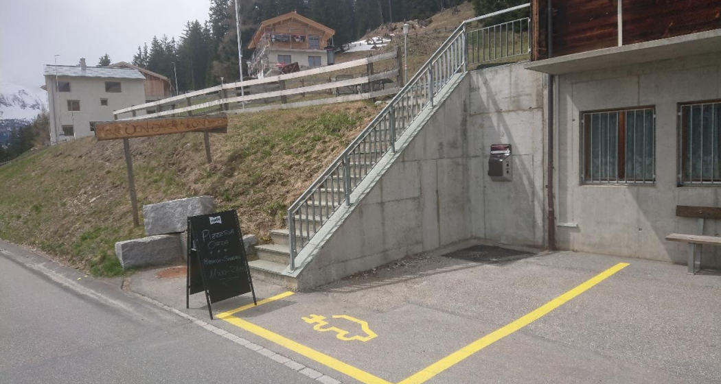 E-Bike und E-Auto-Ladestation bei der Pizzeria Orta in Lohn E-Bike und E-Auto-Ladestation bei der Pizzeria Orta in Lohn