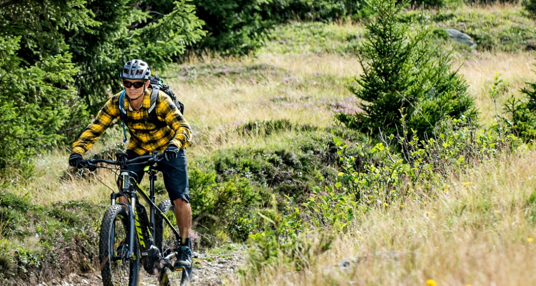 E-Mountainbiketour Piz um Piz im Kreis herum Abfahrt Lumnezia
