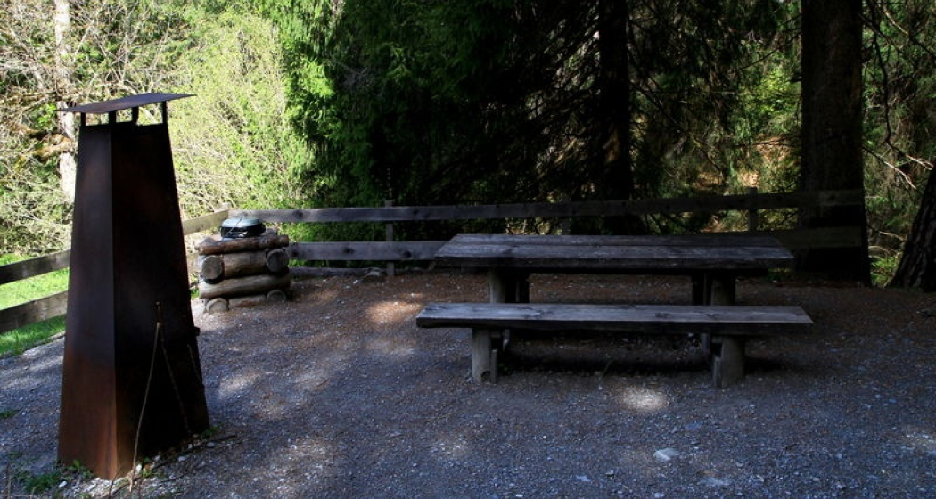 Grillplatz mit Steinbänkli rundherum auf einem Kiesplatz. Grillplatz mit Steinbänkli rundherum auf einem Kiesplatz.