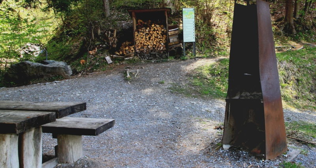 Grillplatz mit einem Steintisch und Bänkli. Grillplatz mit einem Steintisch und Bänkli.