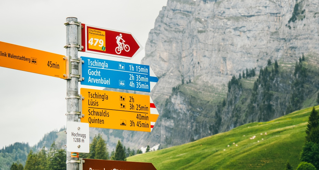 Wegweiser beim Aufstieg zur Alp Tschingla Wegweiser beim Aufstieg zur Alp Tschingla