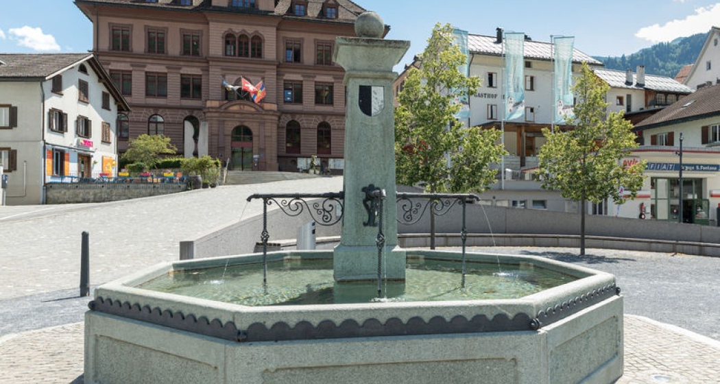 Rathaus von Ilanz im Vordergrund sehen wir den Brunnen von Ilanz Rathaus von Ilanz im Vordergrund sehen wir den Brunnen von Ilanz