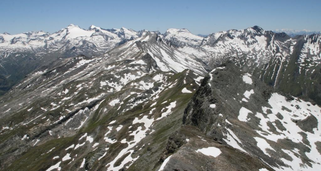 Gipfel Faltschonhorn mit Blick Richtung Schwarzhorn Gipfel Faltschonhorn mit Blick Richtung Schwarzhorn