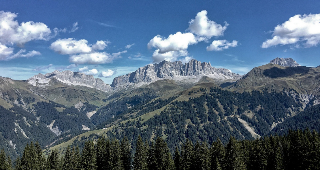 Blick auf die eindrücklichen Kalkwände des Rätikons Blick auf die eindrücklichen Kalkwände des Rätikons