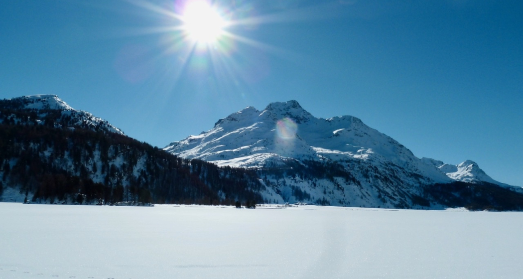 Einmalig: Blick vom Silsersee auf Isola und den Piz Margna Einmalig: Blick vom Silsersee auf Isola und den Piz Margna