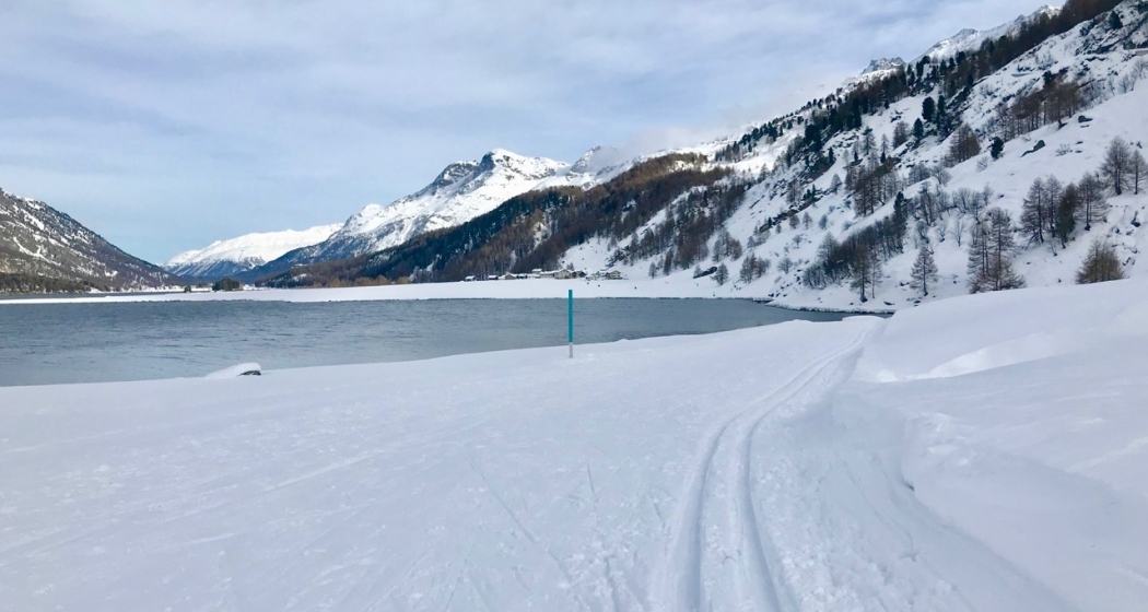 Wanderweg mit Blick auf Isola (die Loipe läuft parallel) Wanderweg mit Blick auf Isola (die Loipe läuft parallel)