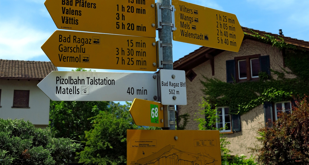 Wegweiser am Bahnhof Bad Ragaz. Wegweiser am Bahnhof Bad Ragaz.