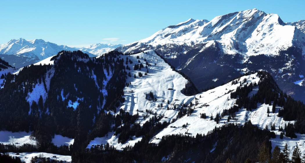 Blick von Grüsch-Danusa auf den Cyprianspitz (Bildmitte) Blick von Grüsch-Danusa auf den Cyprianspitz (Bildmitte)