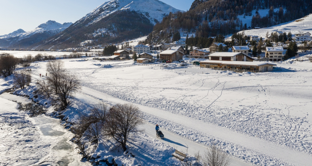 Blick auf Madulain, im Vordergrund der Winterwanderweg parallel zum Eisweg Blick auf Madulain, im Vordergrund der Winterwanderweg parallel zum Eisweg
