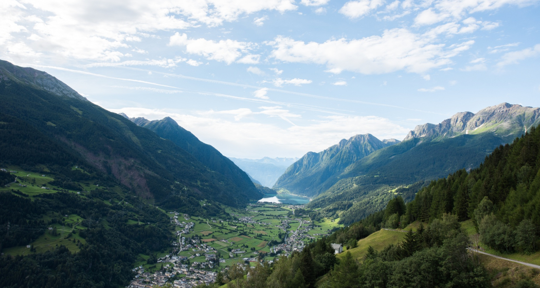 Auf dem Weg nach Alp Grüm öffnet sich immer wieder der Blick in die Val Poschiavo Auf dem Weg nach Alp Grüm öffnet sich immer wieder der Blick in die Val Poschiavo
