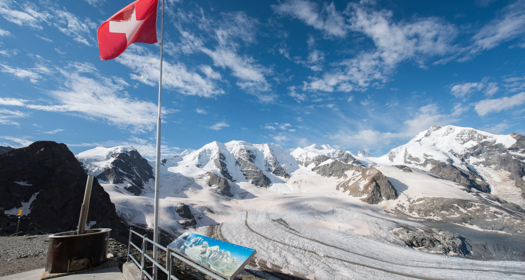 Von der Aussichtsplattform auf der Diavolezza hat man eine frei Sicht auf den Piz Palü und die Bernina Gruppe
