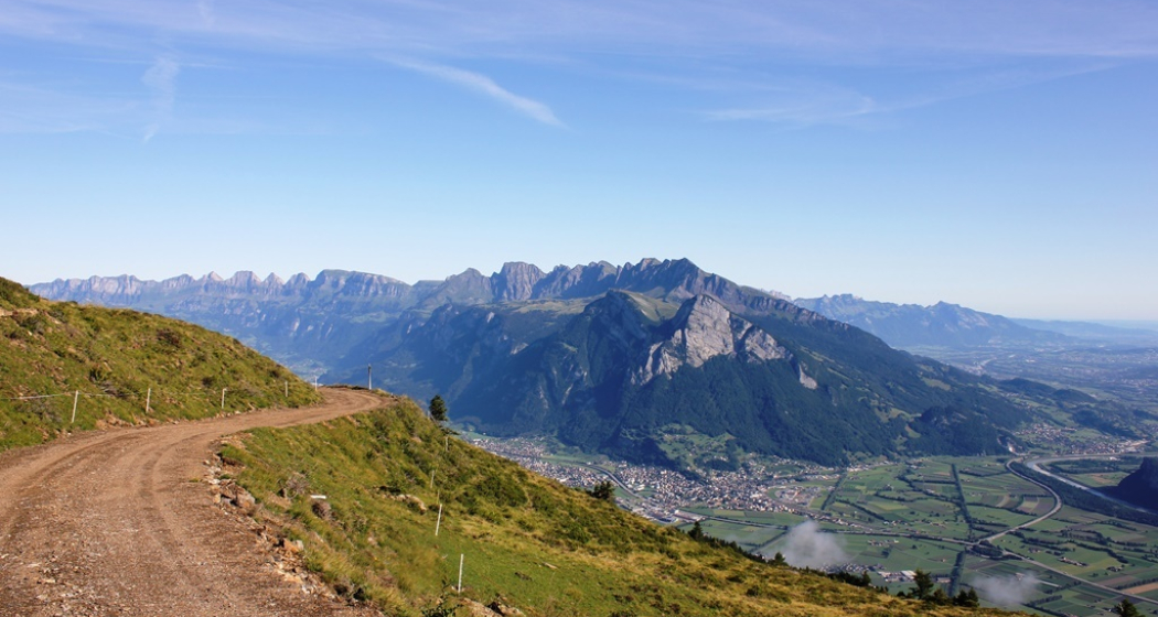 Unterwegs auf gut ausgebauten Forststrassen Unterwegs auf gut ausgebauten Forststrassen