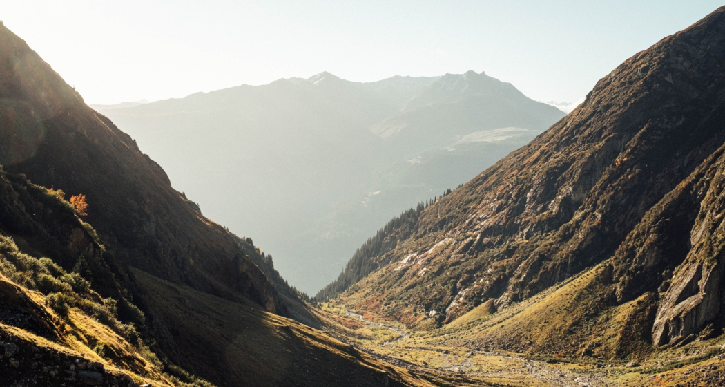 Ein Tal von der Sonne in warmes Licht gebettet. Ein Tal von der Sonne in warmes Licht gebettet.
