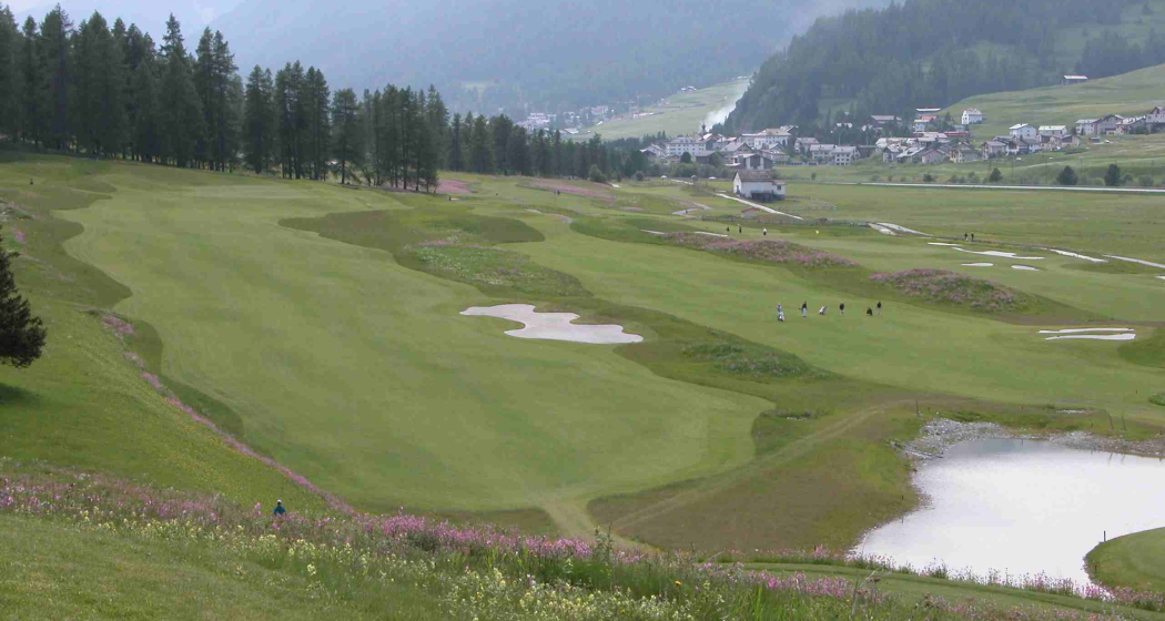Sicht über den Golfplatz nach Madulain Sicht über den Golfplatz nach Madulain