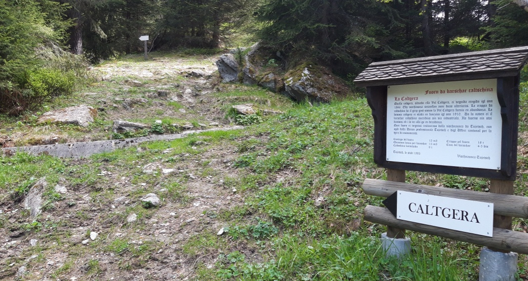 Infotafel und Wegweiser