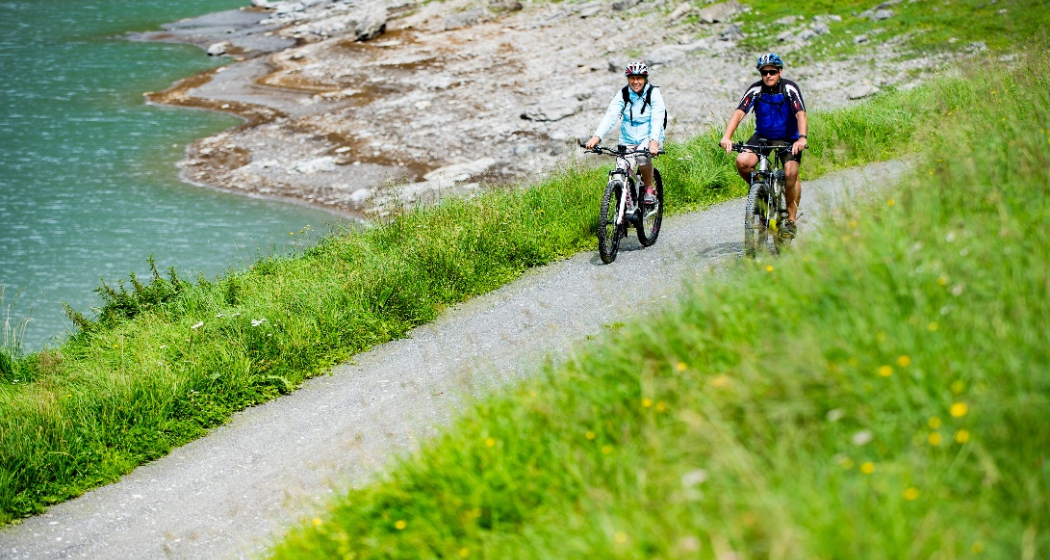 Biken entlang des Lag da Pingiu Biken entlang des Lag da Pingiu