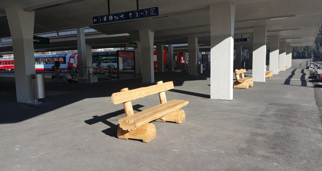 Sitzbank Bahnhof St. Moritz (oua_50275310_image) Sitzbank Bahnhof St. Moritz (oua_50275310_image)