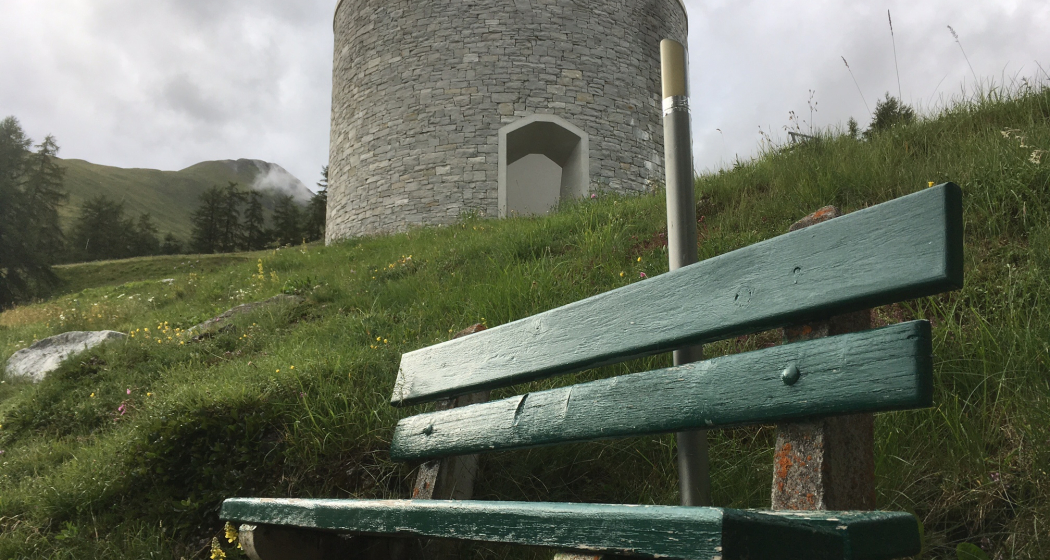 Sitzbank beim Hotel Castell (oua_50275346_image) Sitzbank beim Hotel Castell (oua_50275346_image)