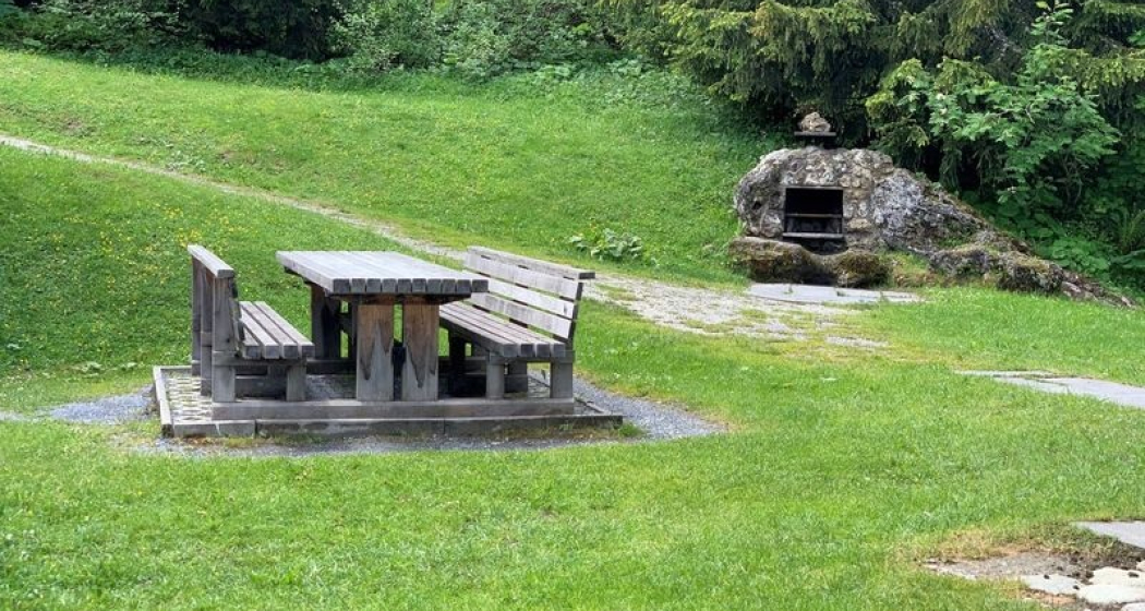 Grillstelle mit Tisch und Bank Grillstelle mit Tisch und Bank