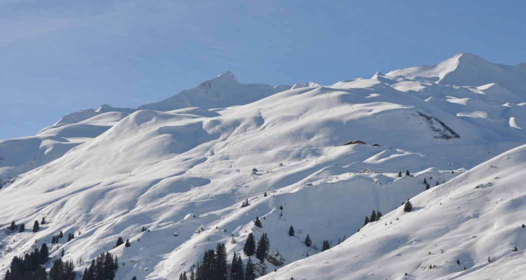Blick von den Berghäusern Richtung Chüenihorn